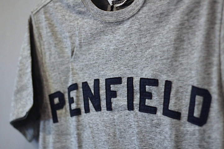 Penfield (ペンフィールド) S/S Arch Felt Logo Tee Heather Grey