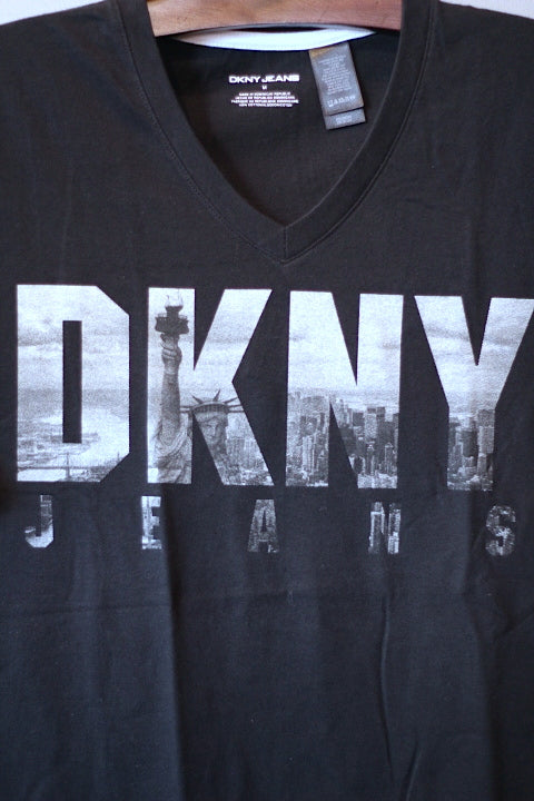 DKNY(ダナキャラン ニューヨーク) JEANS Logo S/S V-Neck Tee Black