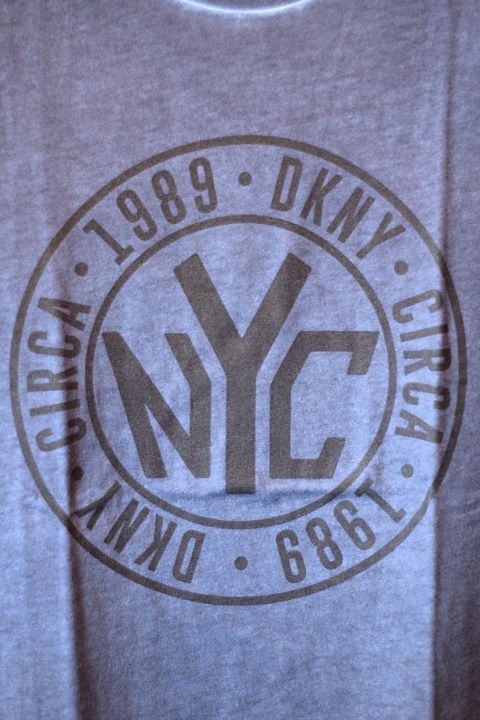 DKNY(ダナキャラン ニューヨーク) Token Coin Logo S/S Tee Vintage Wash Navy